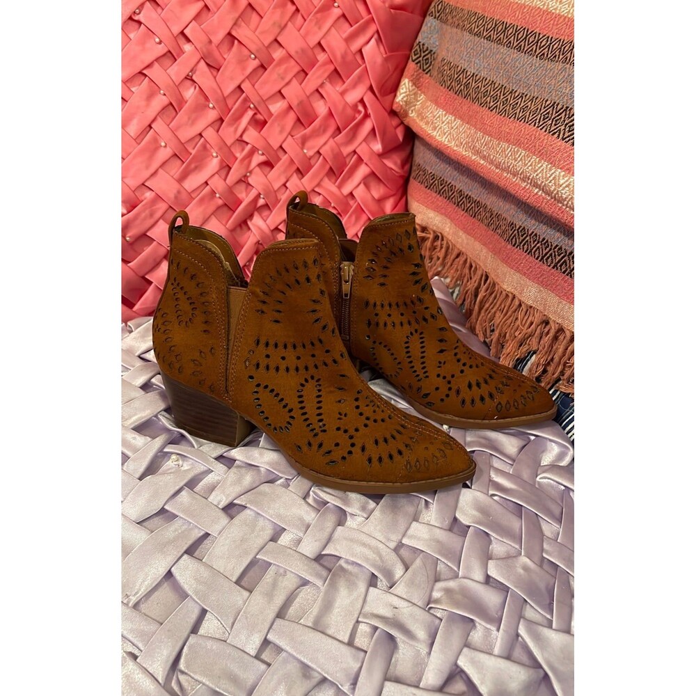 Carlos Santana 7 women’s tan suede boots Western perforated pattern heels nwot